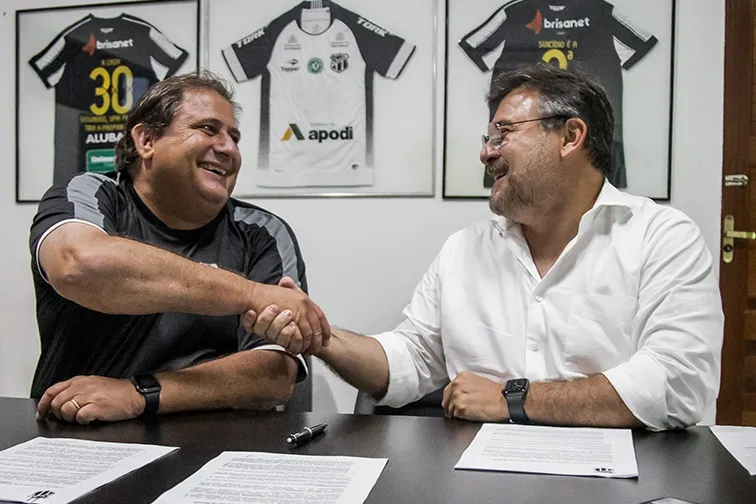 Robinson de Castro apresenta boa relação com o técnico Guto Ferreira