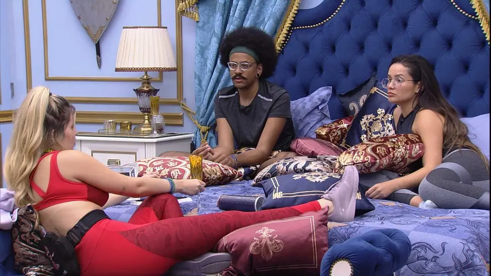 Imagem da notícia: Líder Viih Tube aponta no BBB 21 possibilidade de indicar Gilberto ao paredão