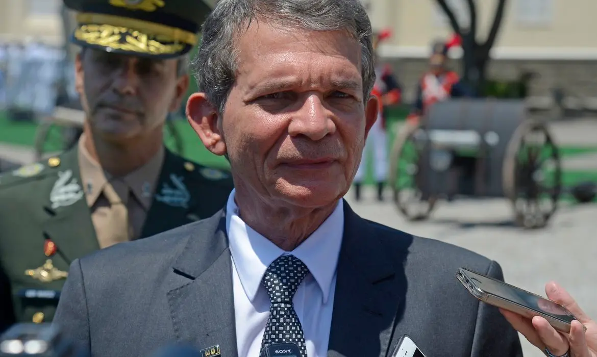 Imagem da notícia: Conselho confirma general Silva e Luna na presidência da Petrobras