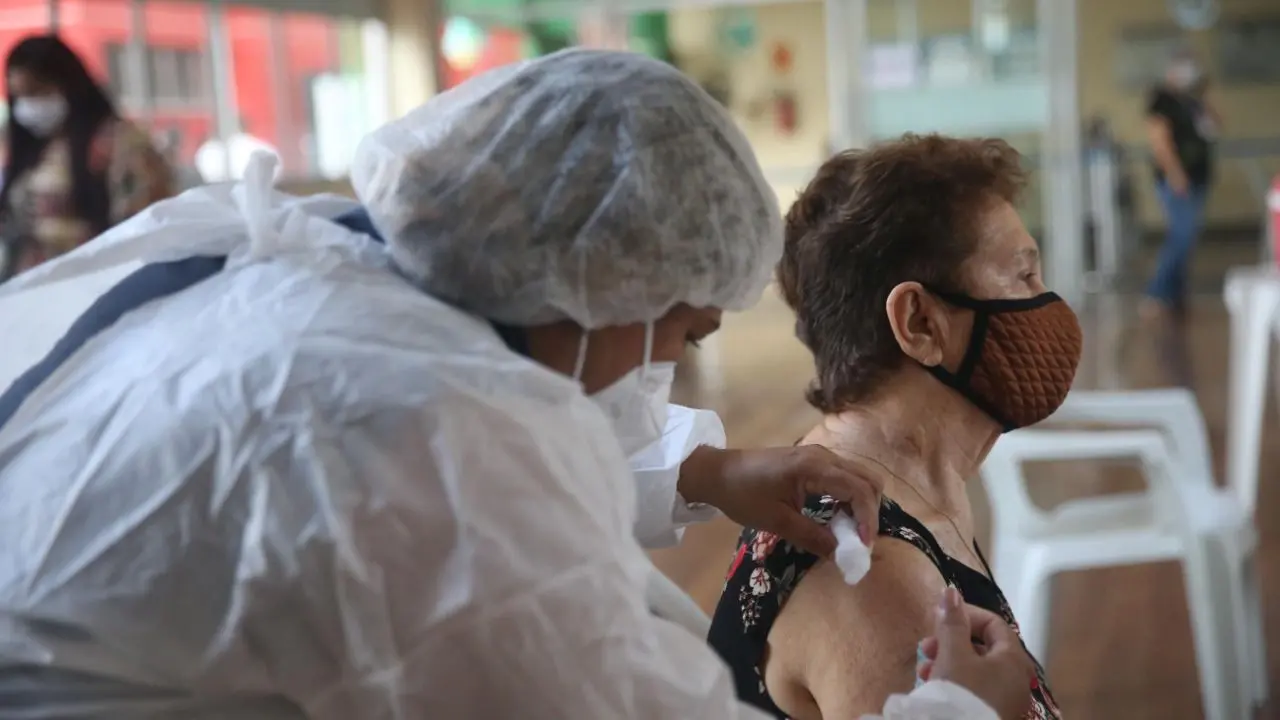 Imagem da notícia: Fortaleza já vacinou mais de 70% do público de 60 a 74 anos