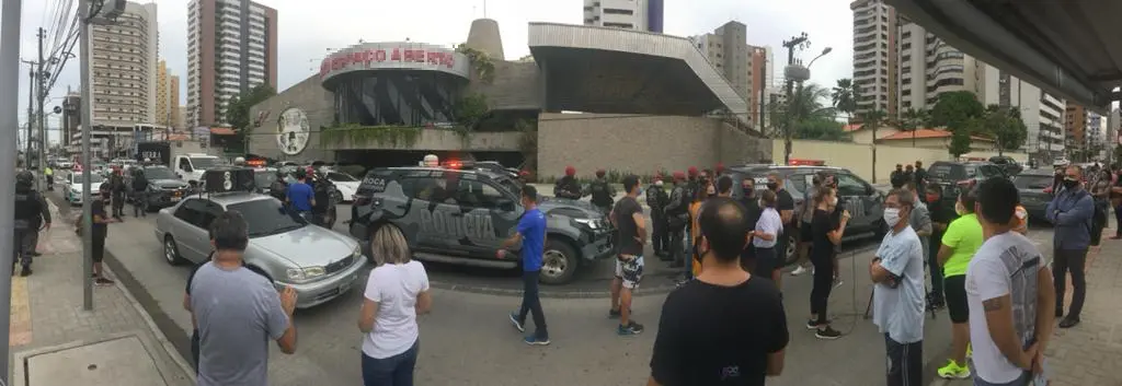 Imagem da notícia: Polícia encerra manifestação contra o fechamento das academias no Ceará