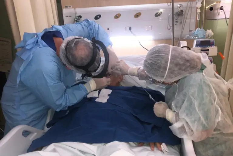 Imagem da notícia: Evitando infecções na boca de pacientes com Covid-19, dentistas relatam dramas na linha de frente