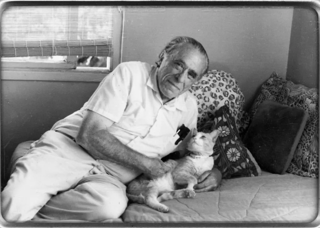 Charles Bukowski e Beeker, uma das musas peludas do livro 