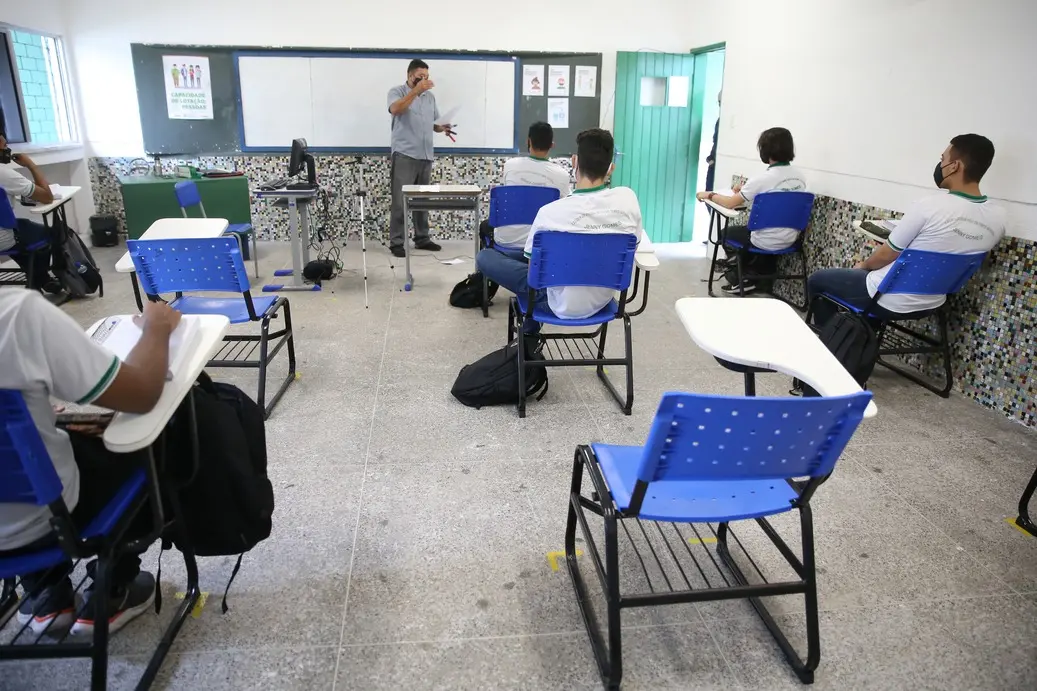 Imagem da notícia: Câmara dos Deputados aprova projeto de lei que classifica aulas presenciais como serviço essencial