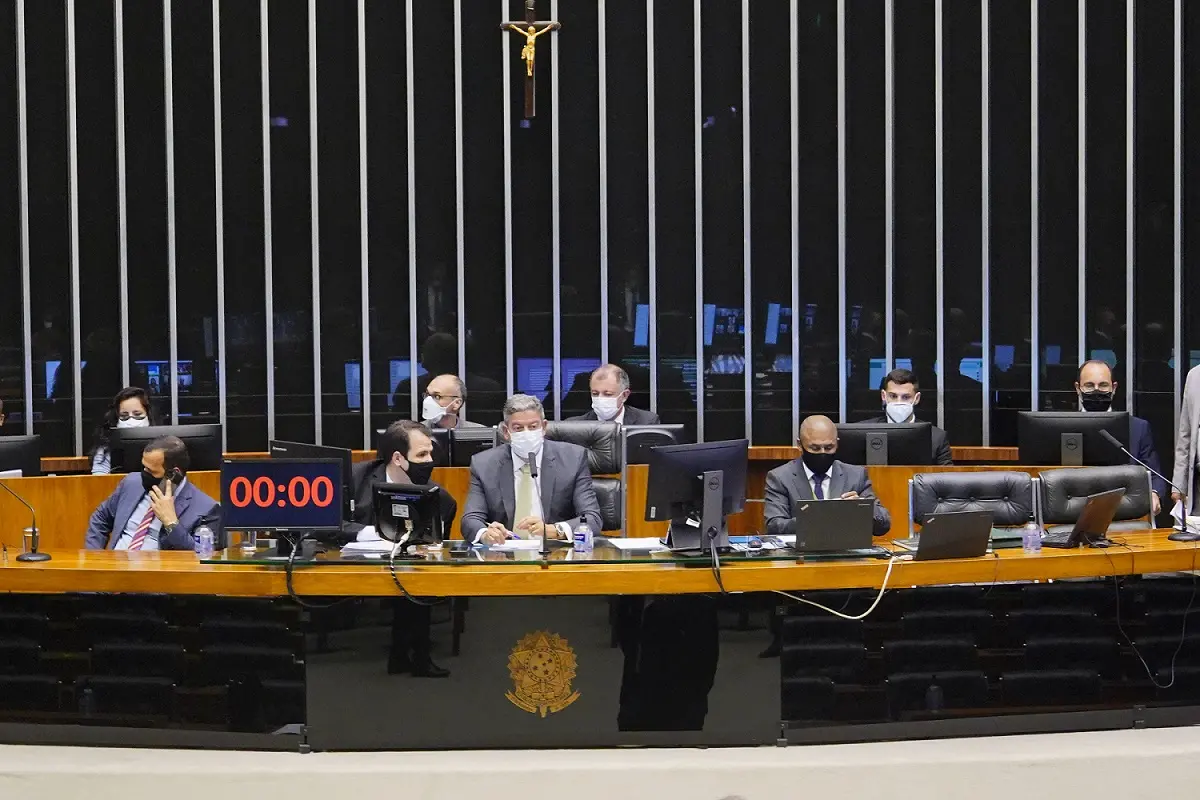 Imagem da notícia: Maioria dos deputados do Ceará votou contra tornar aulas presenciais obrigatórias