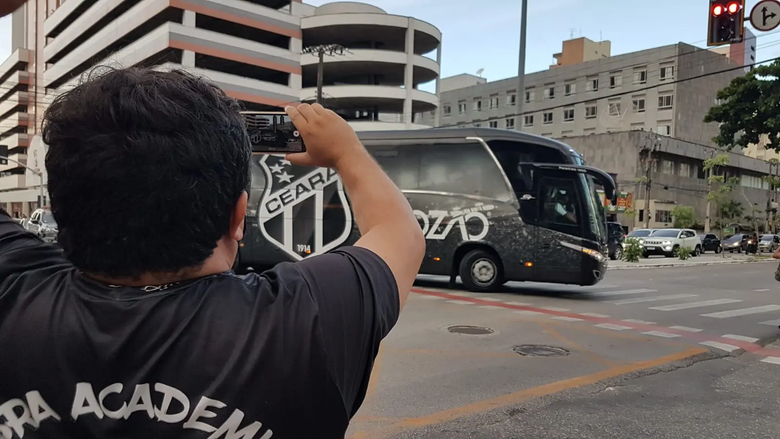 Imagem da notícia: Ceará recebe apoio de torcedores no caminho do hotel para Castelão; veja imagens