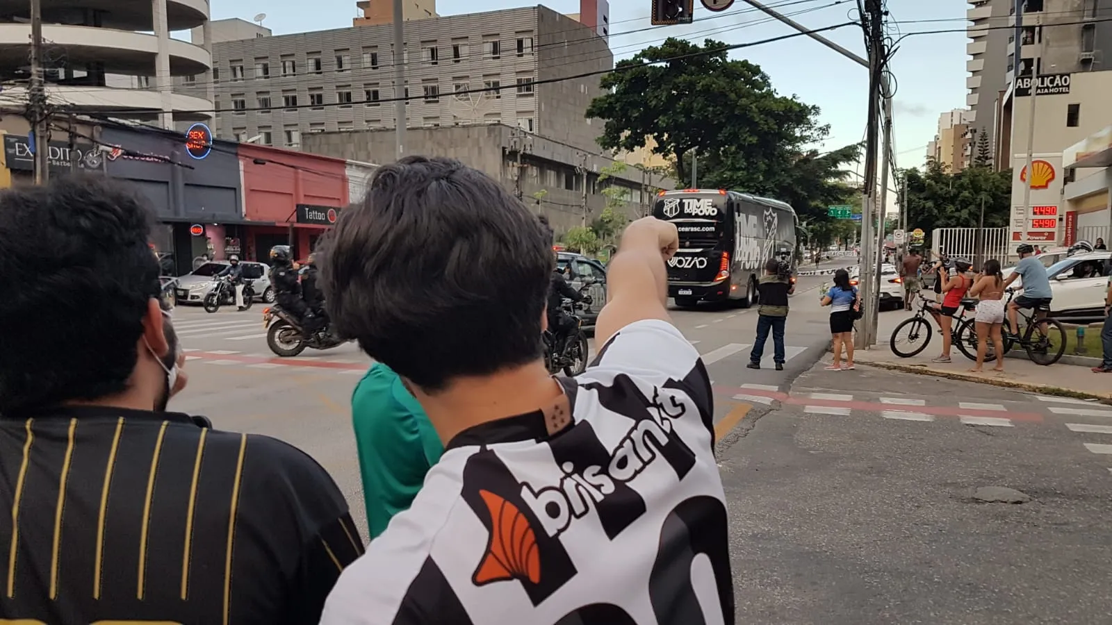 A torcida do Vozão saiu nas ruas para acompanhar o ônibus da equipe rumo ao Castelão