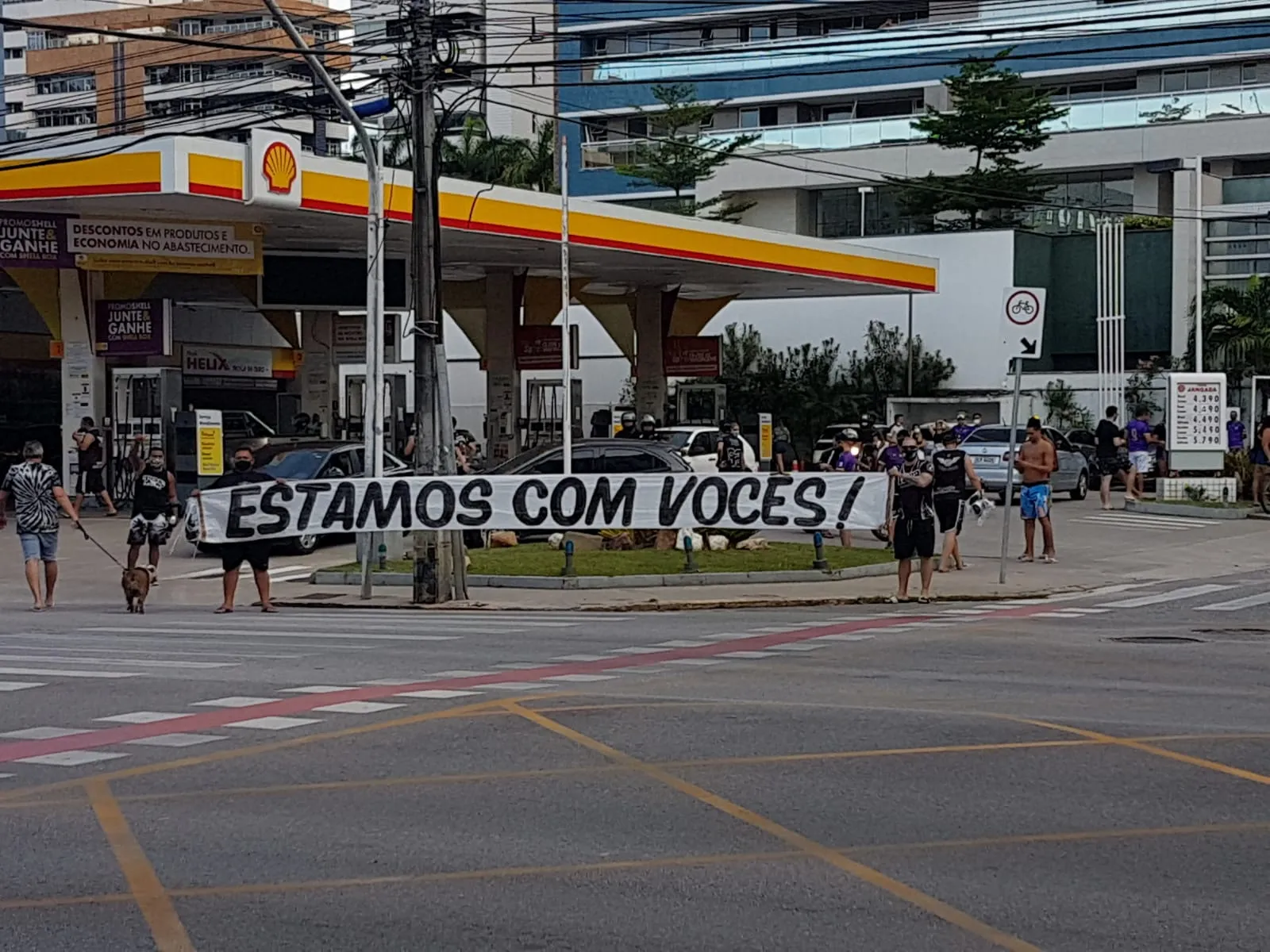 Torcida alvinegra exibe faixa em apoio ao Ceará durante trajeto do clube ao Castelão