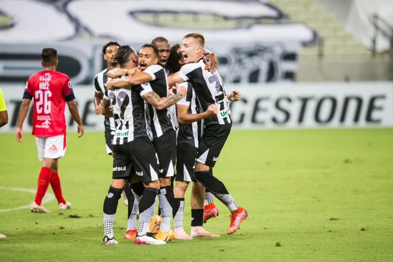 O Ceará conseguiu dois gols no primeiro tempo contra o Jorge Wilstermann