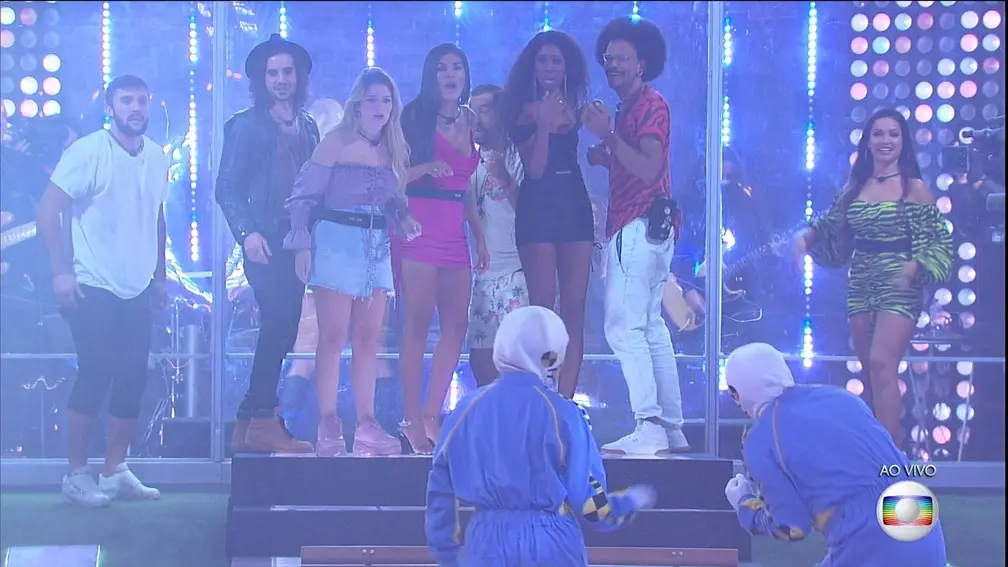 Imagem da notícia: Boninho, diretor do BBB 21, entra na casa vestido de dummie e é perseguido por Juliette 