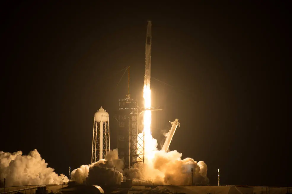 Imagem da notícia: Crew-2 lança missão tripulada rumo à Estação Espacial Internacional