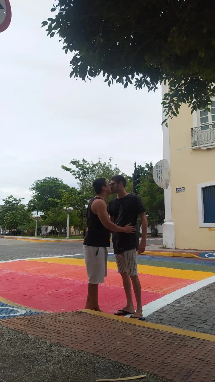 Ruan Angelim e seu namorado na faixa em Sobral