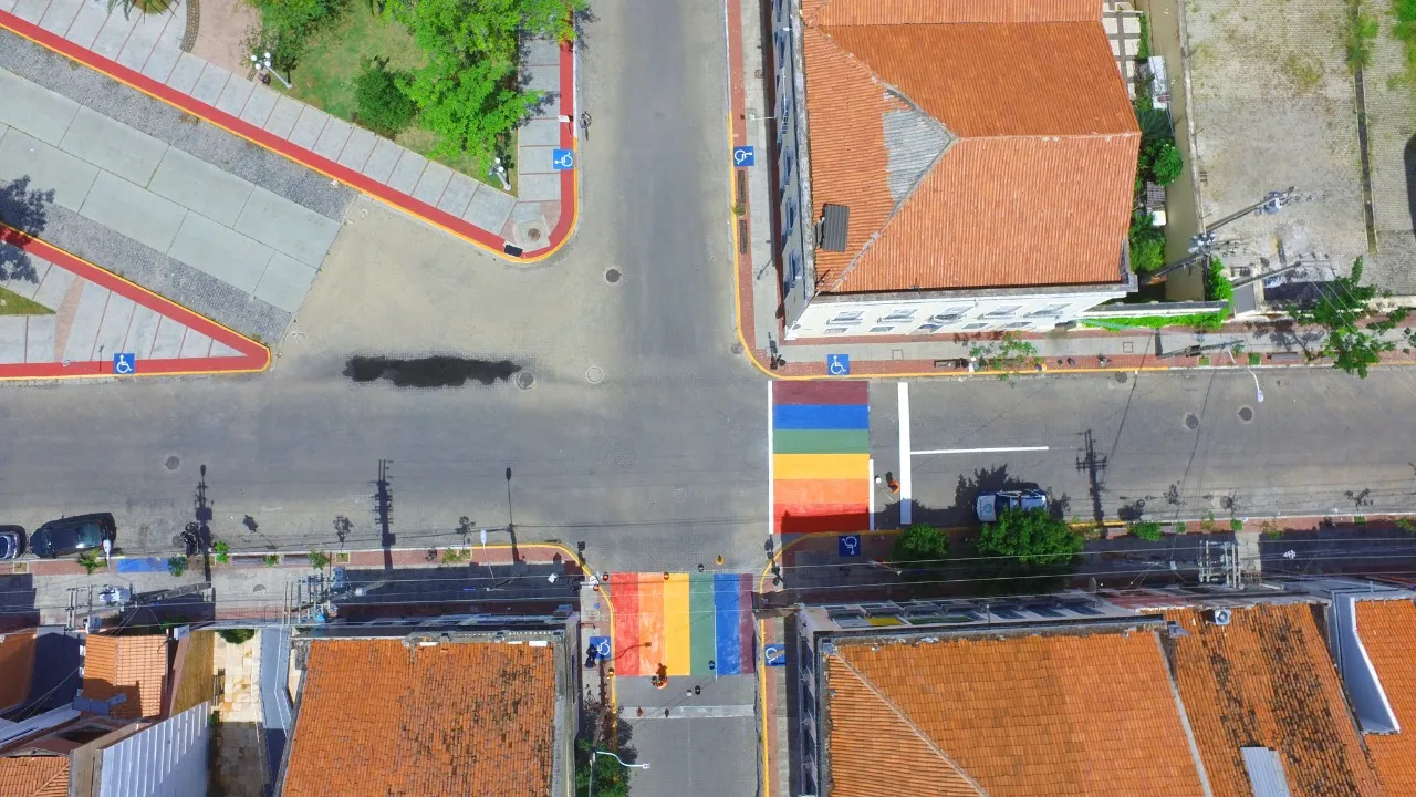 O cruzamento entre a Av. Dom José com a Rua Deolindo Barreto, um ponto estratégico da cidade, agora está colorido com um símbolo da luta LGBTQIA+