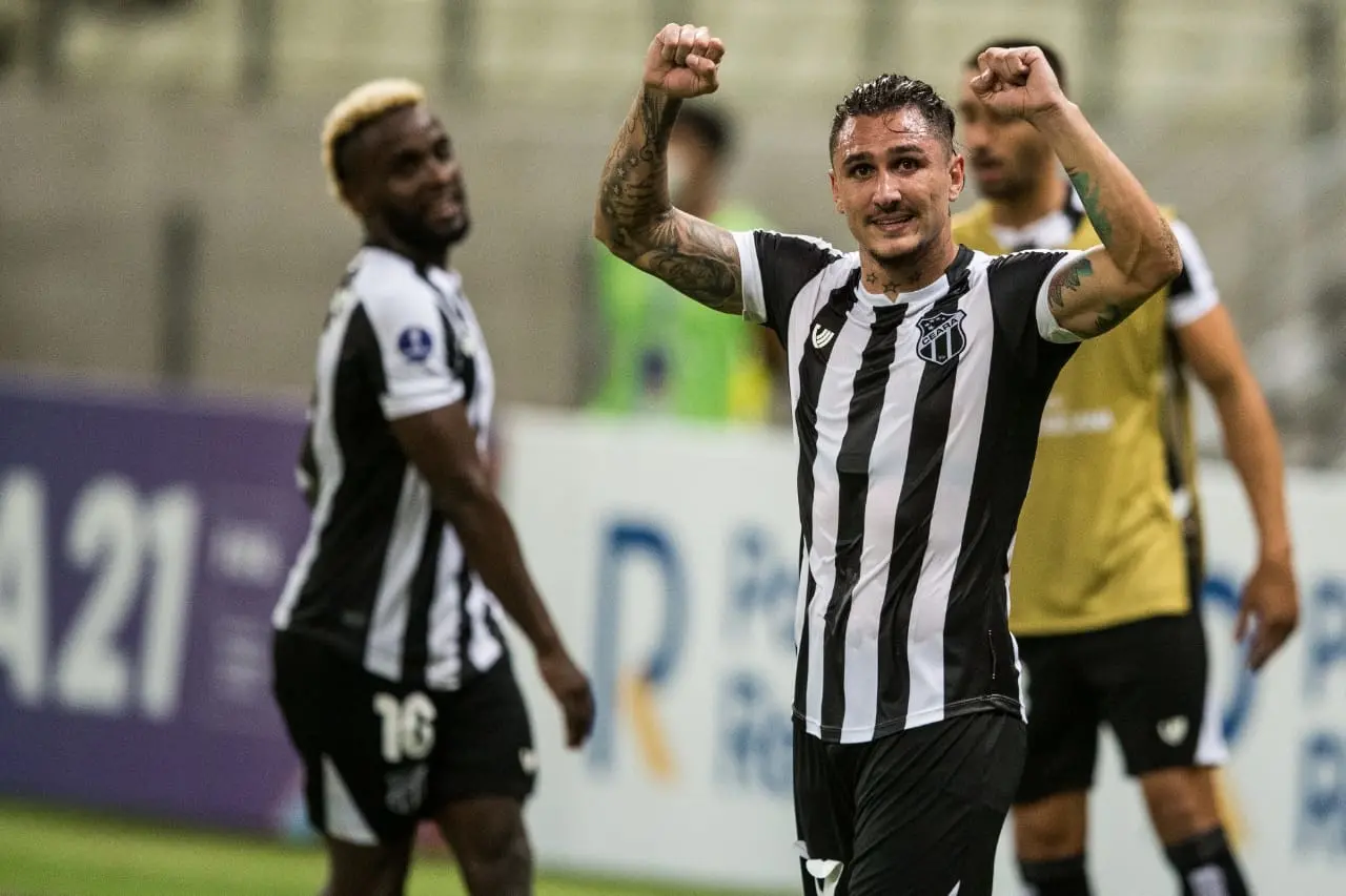Vina comemora gol pelo Ceará com os braços levantados