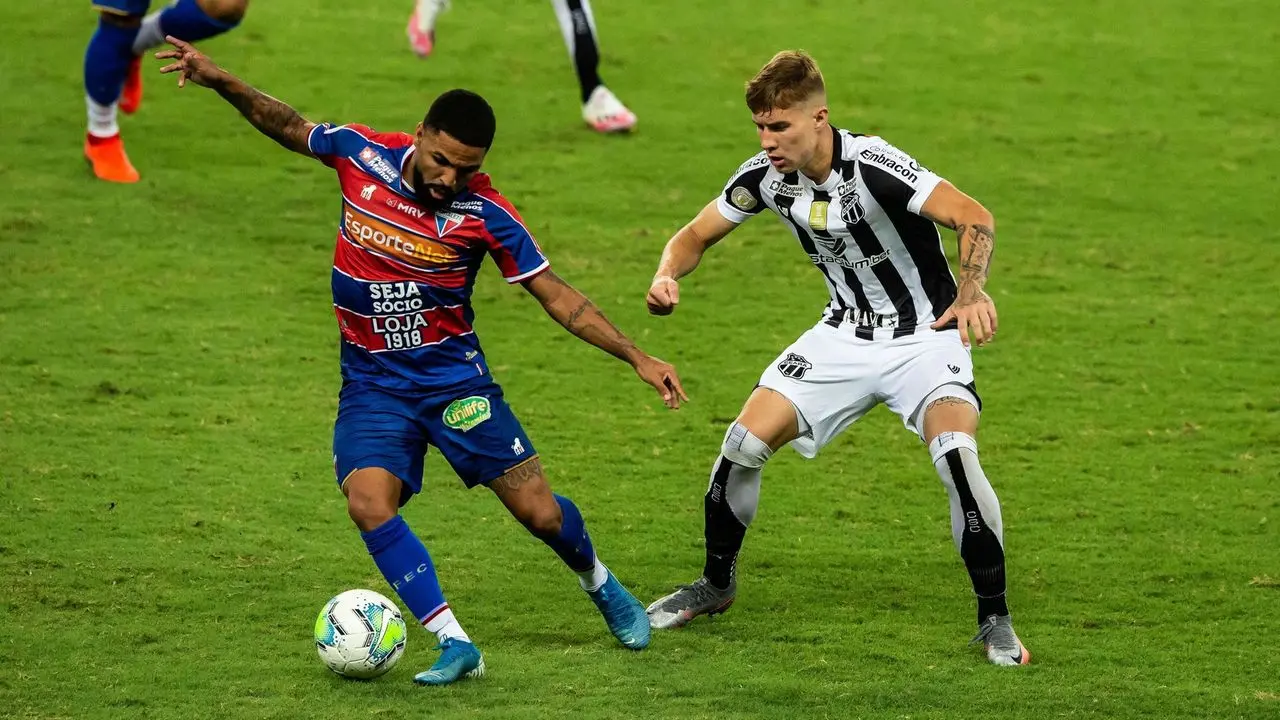 Imagem dos jogadores Romarinho (Fortaleza) e Charles (Ceará) durante um Clássico-Rei