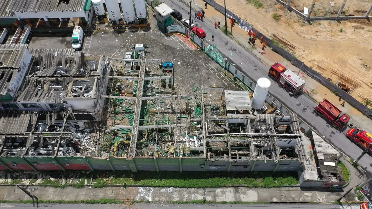 Imagem da notícia: Após explosão, duas pessoas são detidas por suspeita de furtos de cilindros de oxigênio