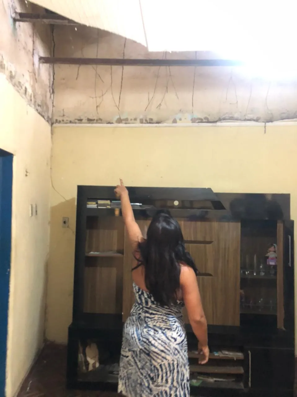 O teto da sala caiu e, segundo os moradores, por pouco não atingiu uma idosa de 76 anos, que estava assistindo televisão na sala no momento da explosão