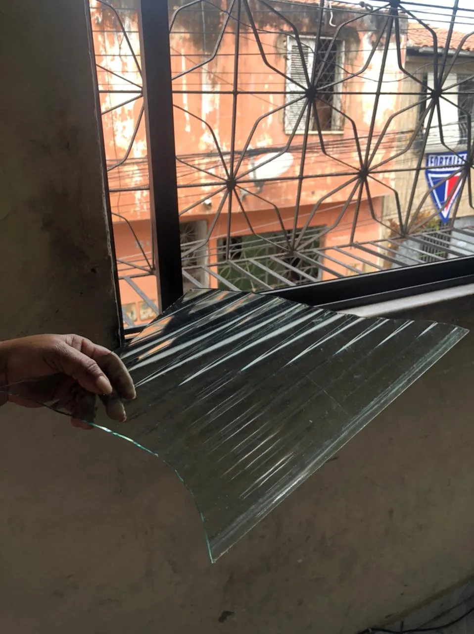 Estilhaços ficaram espalhados pelas casas