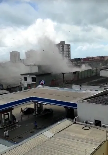 Nuvem de fumaça formada após a explosão