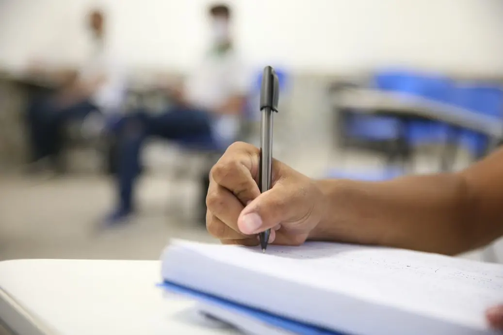 Imagem da notícia: Ampliação de aulas presenciais é positiva para escolas particulares, que pedem volta do Ensino Médio