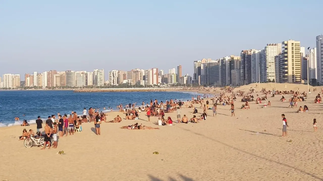 Imagem da notícia: Barracas de praia podem reabrir nesta segunda, mas banho de mar segue proibido no Ceará 