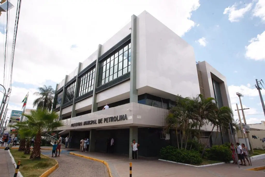 Imagem da notícia: Prefeitura de Petrolina abre 634 vagas para professor substituto e outros cargos