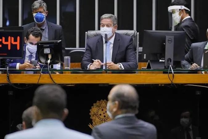 Imagem da notícia: Reforma tributária volta ao radar do Congresso, mas cearenses se dividem sobre clima para aprovação