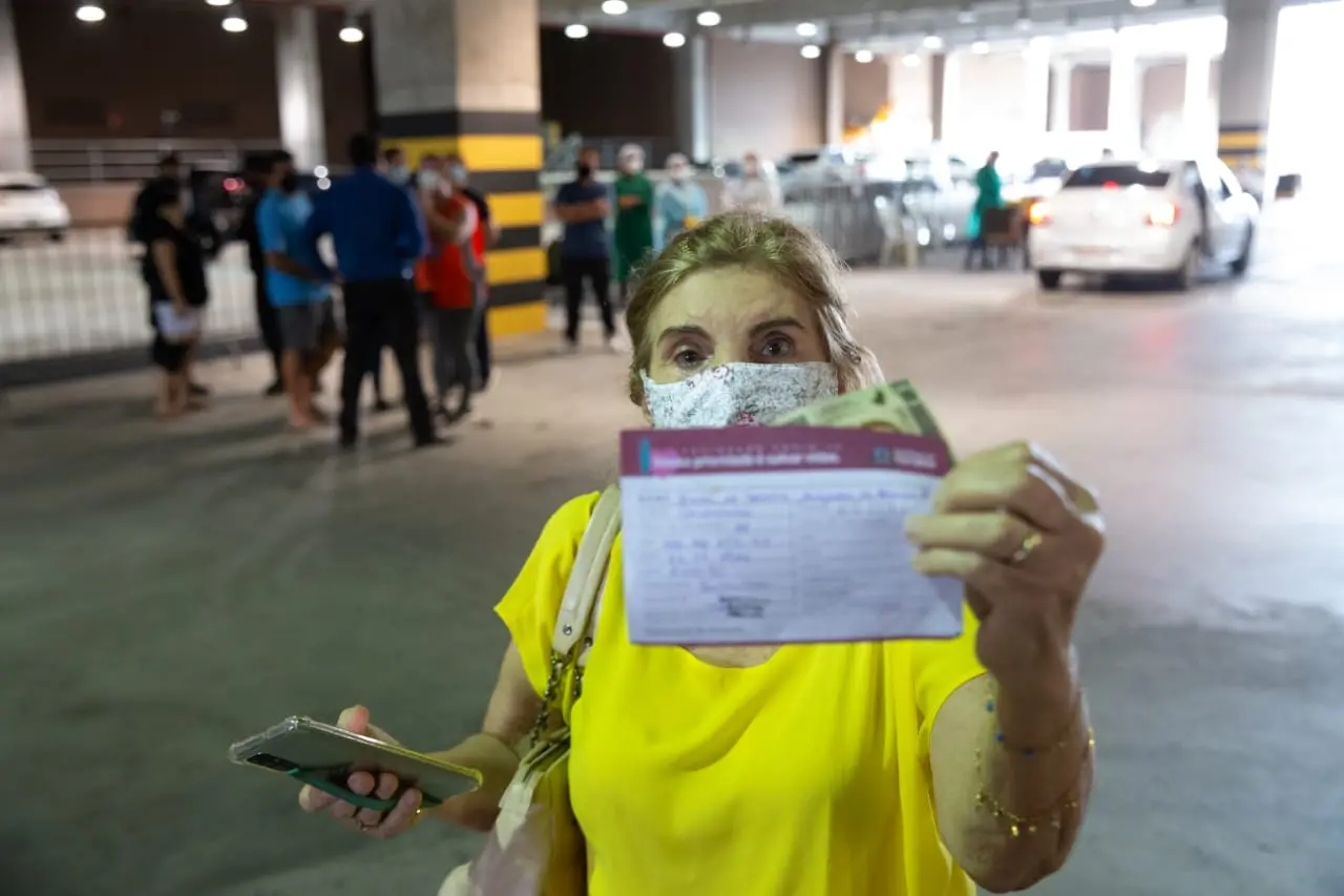 Imagem da notícia: Idosos criticam falta de segunda dose da CoronaVac na Capital: 'Sentimento de revolta e frustração'