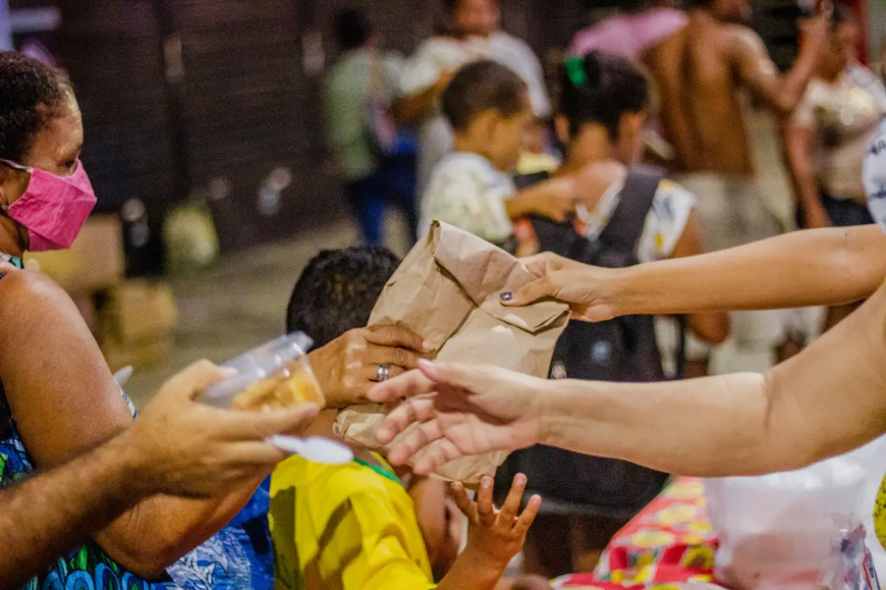 Imagem da notícia: Projeto faz doação de kits de higiene para mulheres em situação de rua e de vulnerabilidade social