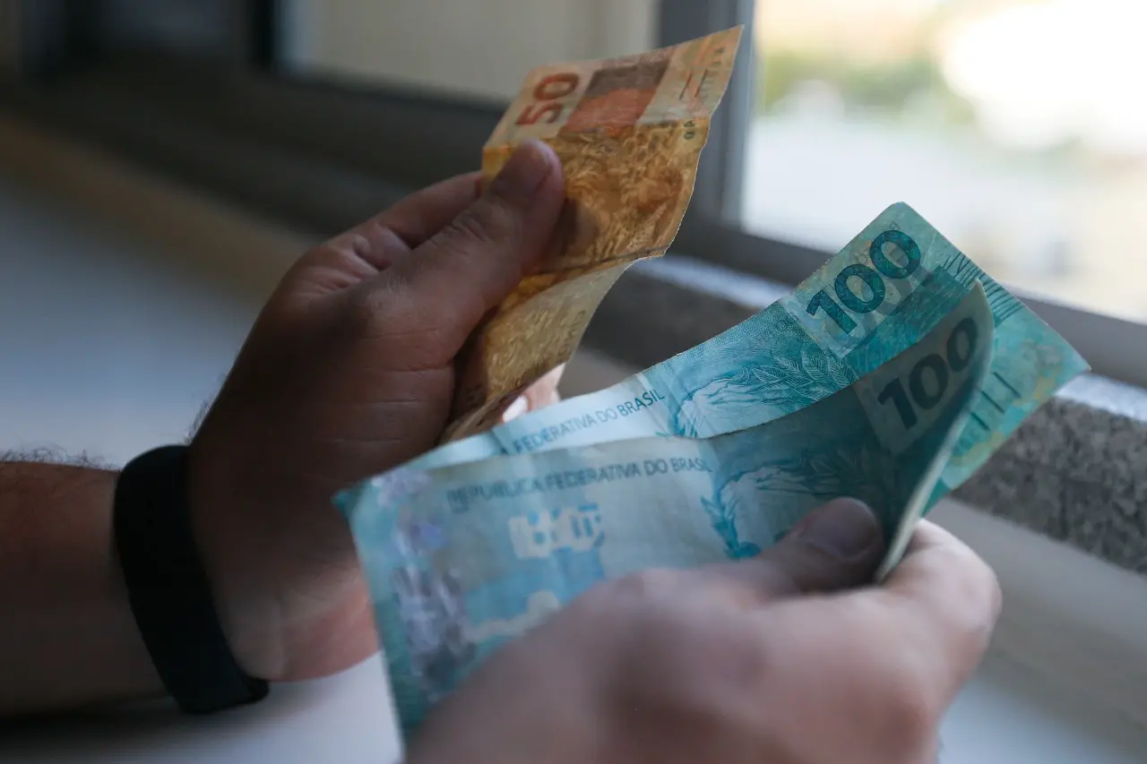 Imagem da notícia: Com reajuste médio de 5,21%, trabalhadores cearenses têm perda real de salário na pandemia