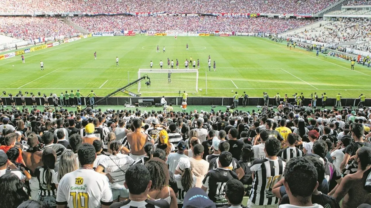 estádio castelão lotado com torcida do Ceará e do fortaleza
