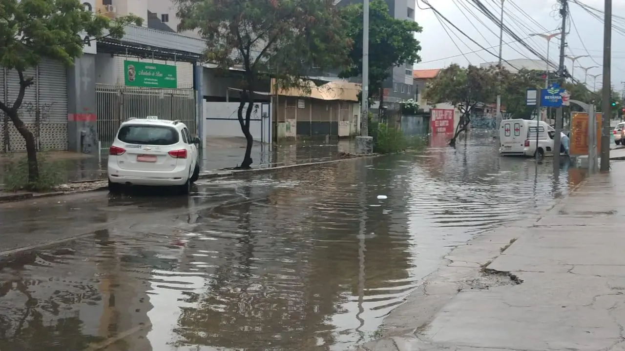 Alagamento na Avenida Heráclito Graça em Fortaleza em abril de 2021