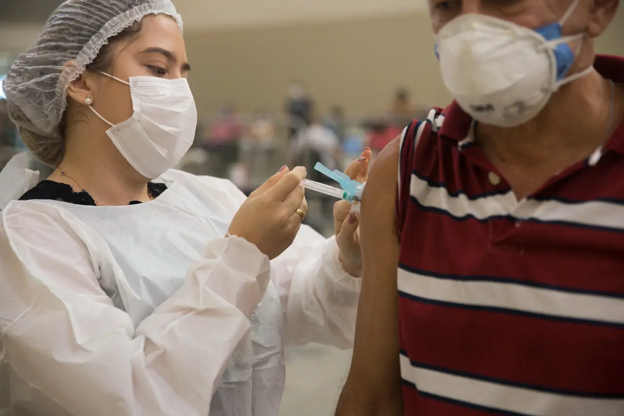 Imagem da notícia: Com 8% da população vacinada com segunda dose, Ceará é 1º do Nordeste em imunização contra Covid