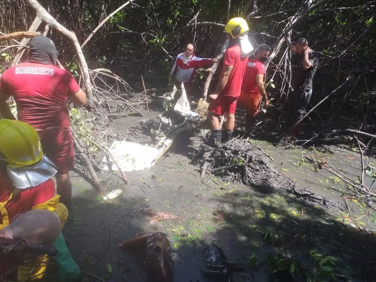 Bombeiros trabalhando em local onde avião caiu em aracaju