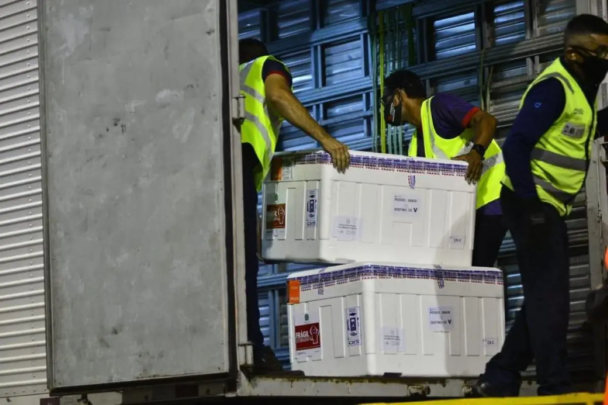 Imagem da notícia: Ceará recebe novo lote com 162.100 doses da vacina AstraZeneca