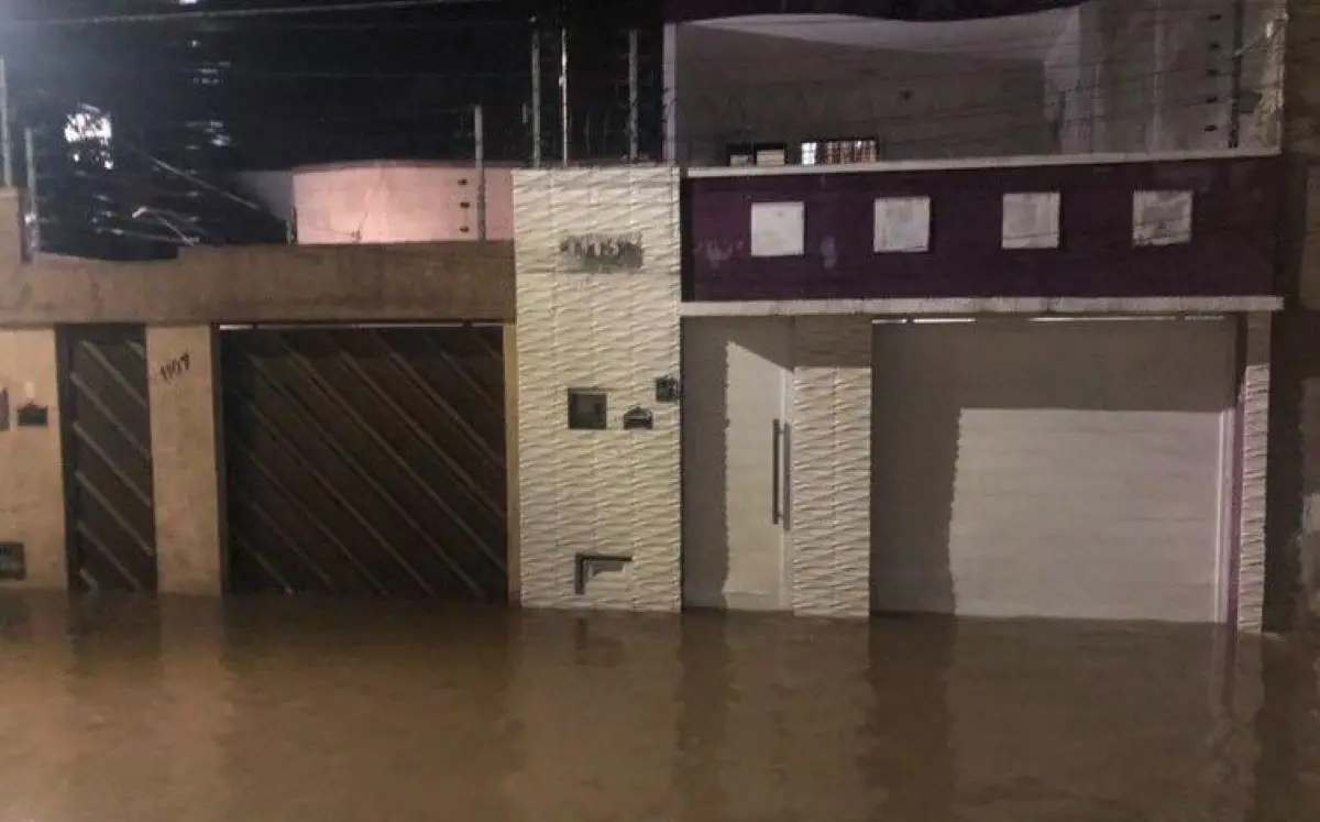 Imagem da notícia: Chuva com raios em Sobral causa desabamento e deixa famílias ilhadas; veja vídeo 
