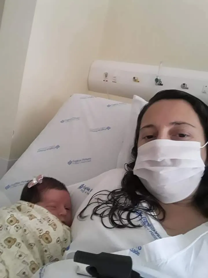 Catarina recém-nascida no colo da mãe, Roseanne, em maio de 2020