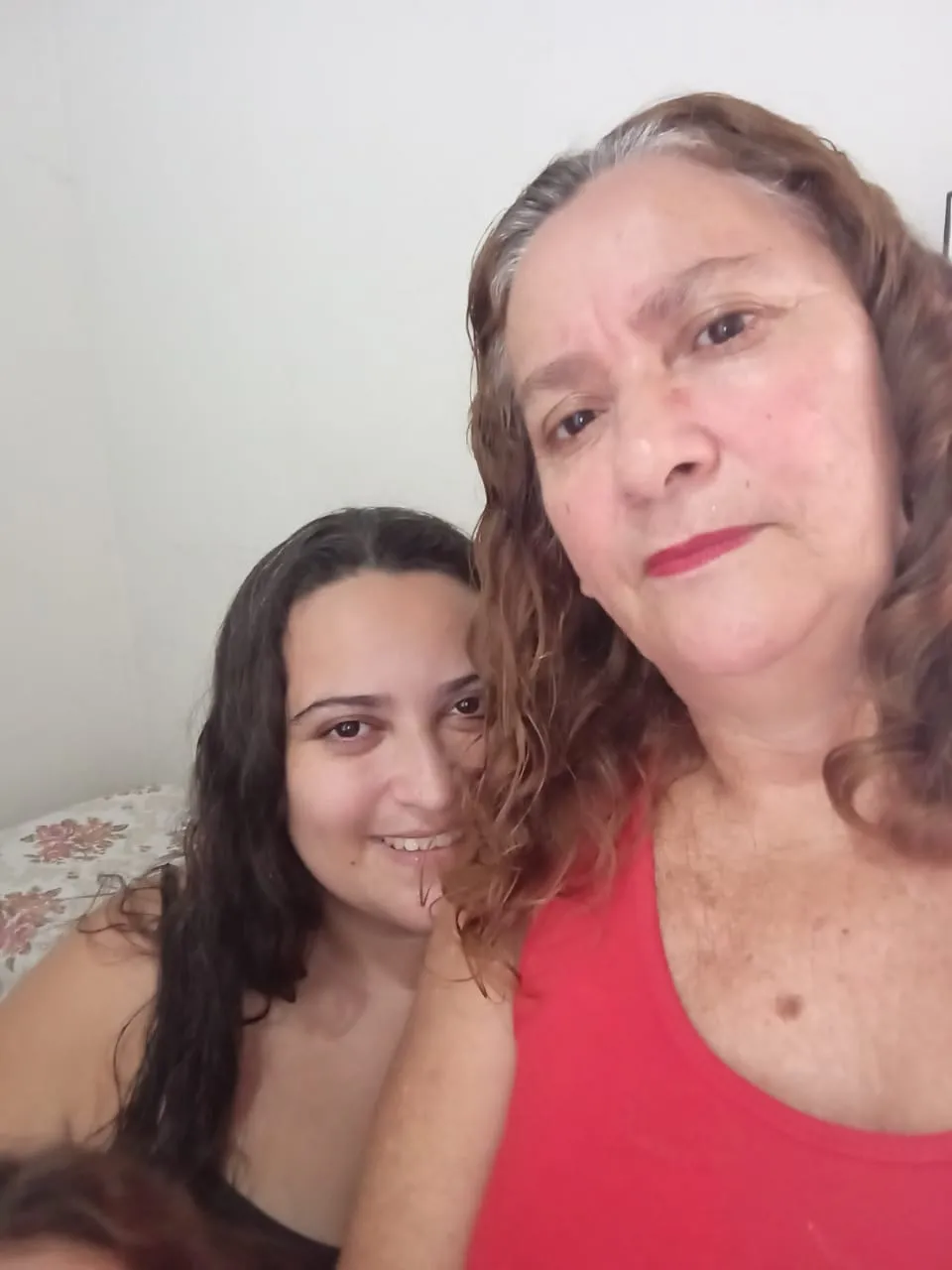 Dolores, primogênita, ao lado da mãe, Irani