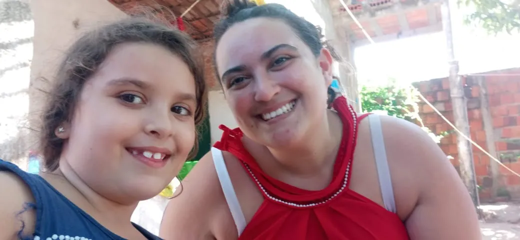Sarah, hoje com 7 anos, e a mãe, vida interrompida pela Covid em março de 2021