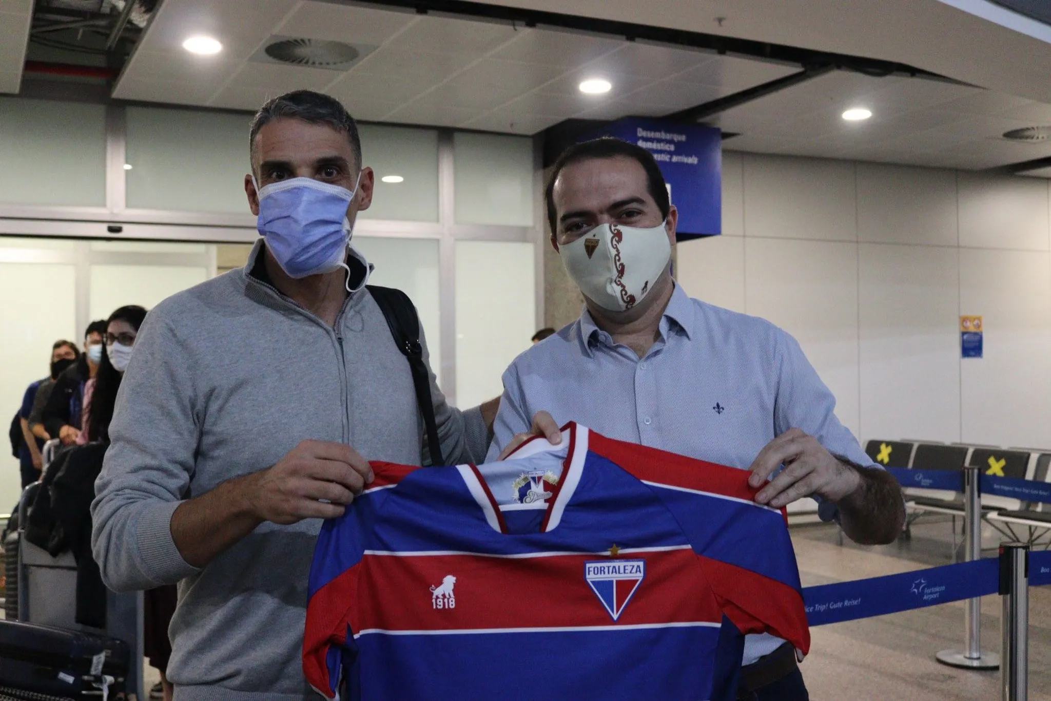 Vojvoda recebeu camisa do Fortaleza e posou para foto junto a Marcelo Paz