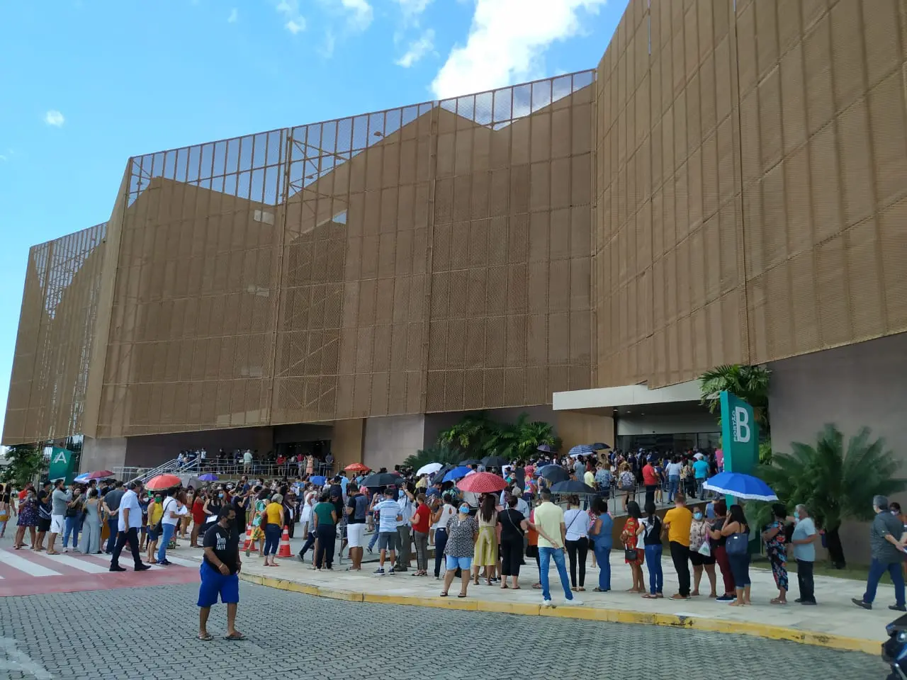 Imagem da notícia: Agendados para vacinação contra Covid-19 reclamam de longas filas no Centro de Eventos