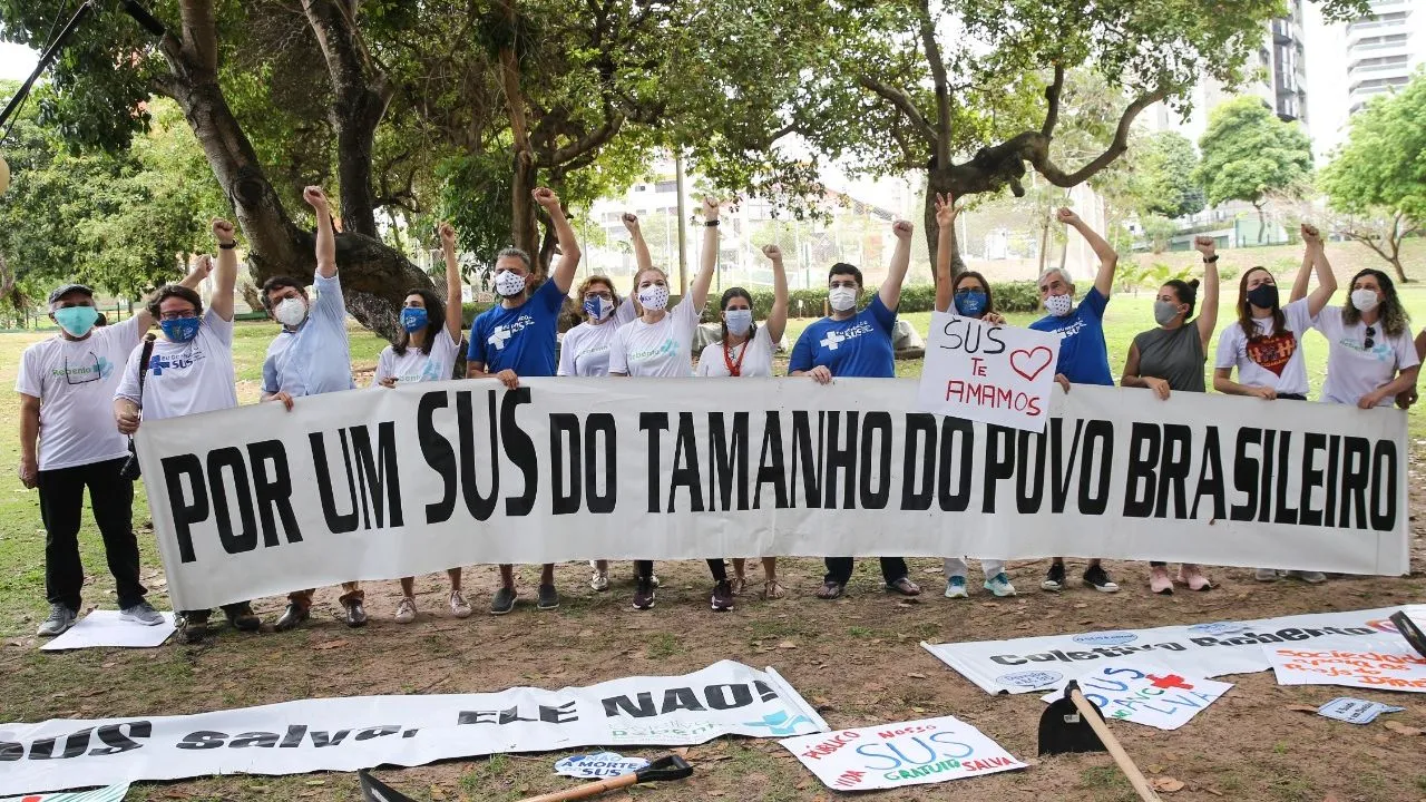 Membros do Coletivo Rebento em manifestação no Parque do Cocó, cobrando por mais investimentos no Sistema Único de Saúde (SUS)