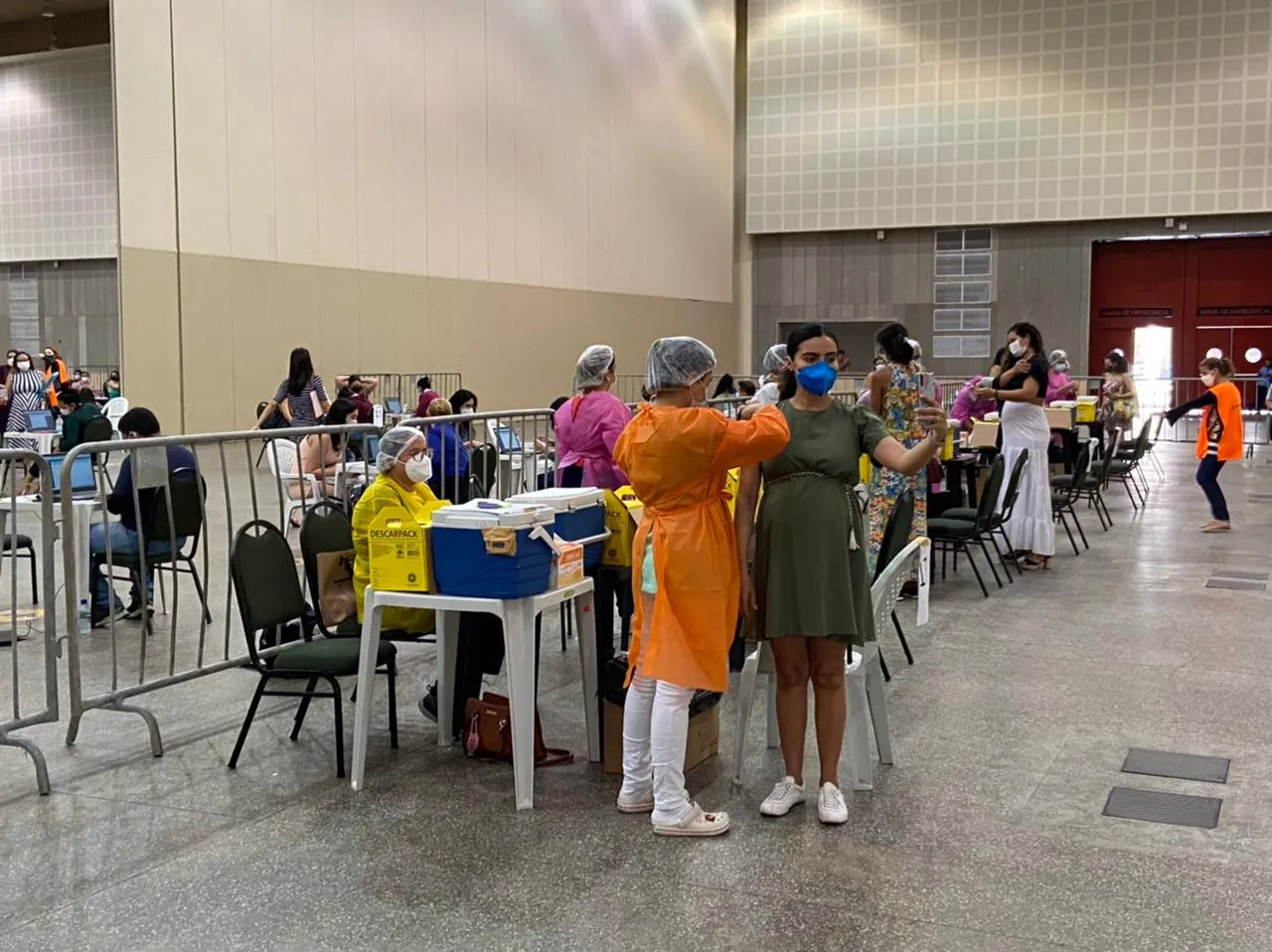 Gestante comemora vacinação no Centro de Eventos, em Fortaleza.