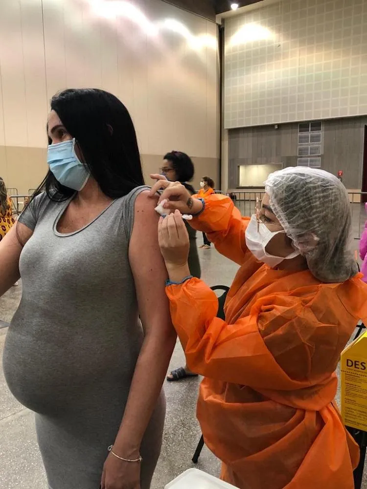 Vacinação em Fortaleza segue com imunizante da Pfizer.