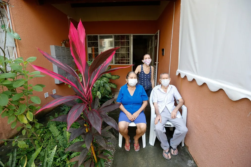 Terezinha, 77, o marido, Jamildo, 78, e a filha, Sônia Cláudia, vivem atualmente no Residencial Luiz Gonzaga, no Ancuri