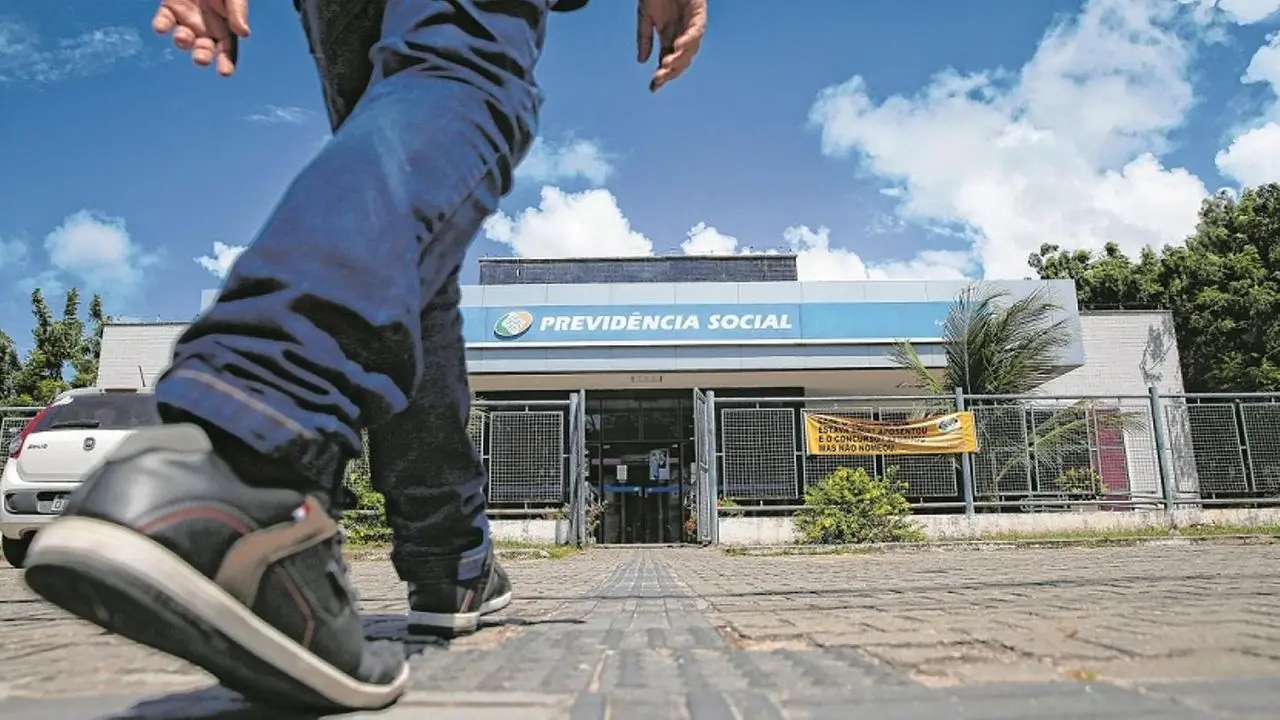Imagem da notícia: Aposentado do INSS pode realizar prova de vida no caixa eletrônico 