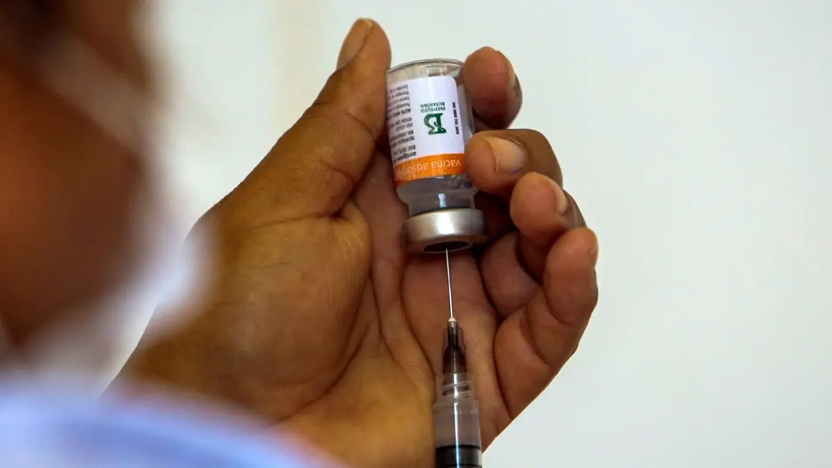 Imagem da notícia: Fortaleza recebe 11 mil doses de CoronaVac para aplicar 2ª dose e fará mutirão nesta quinta (13)