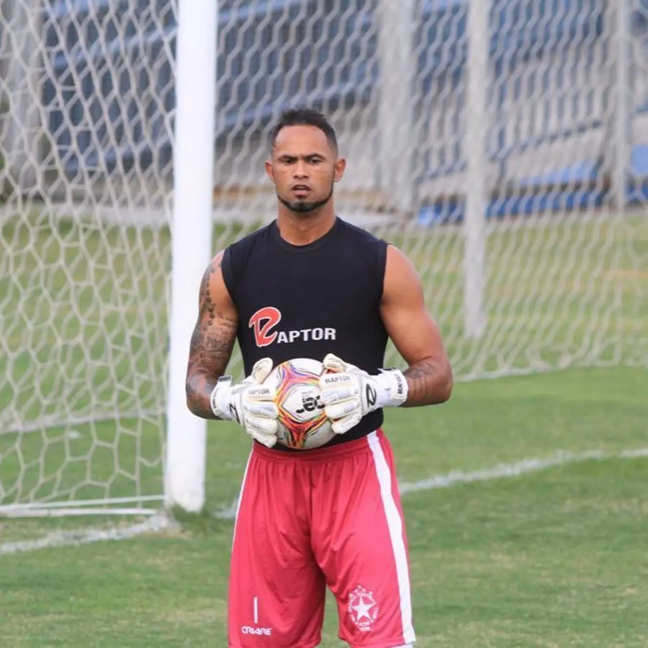 Imagem da notícia: Devendo R$ 3 mi em pensão alimentícia para o filho, goleiro Bruno compra carro de R$ 80 mil
