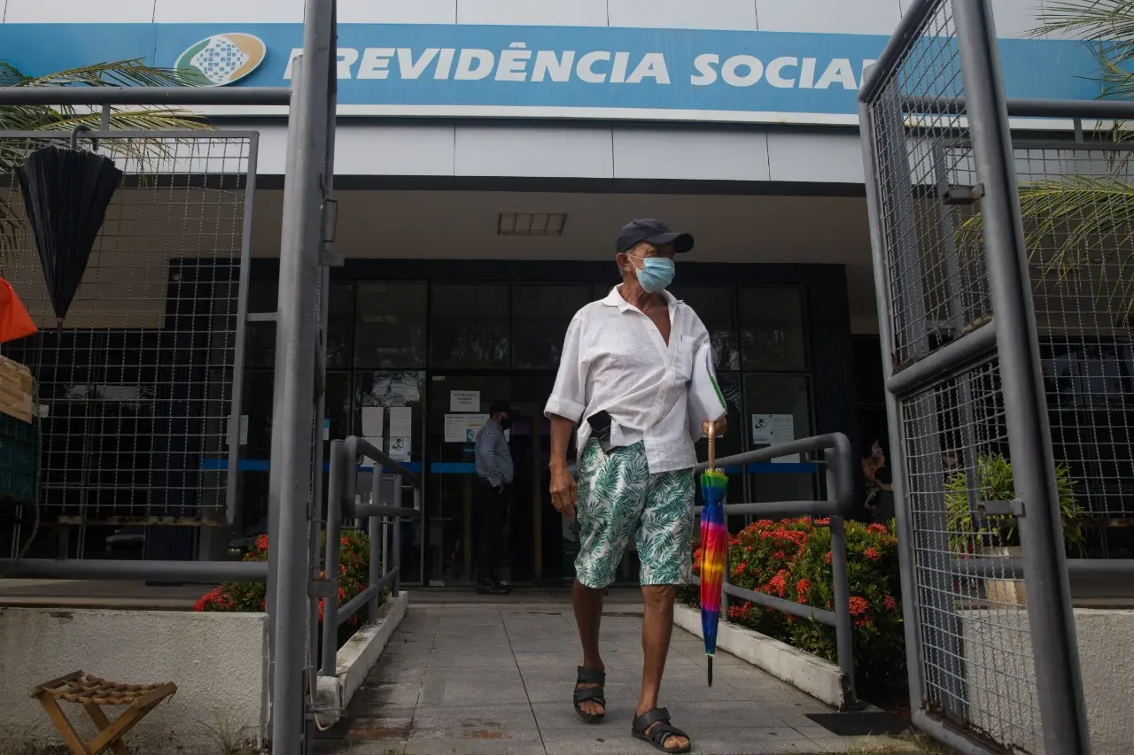 Imagem da notícia: Aposentados do INSS podem entrar com ação para revisão da vida toda; entenda o caso