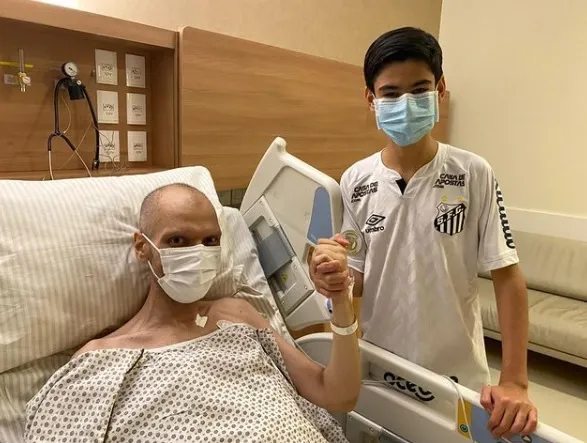 O prefeito de São Paulo Bruno Covas na companhia do filho, durante internação no Hospital Sírio-Libanês
